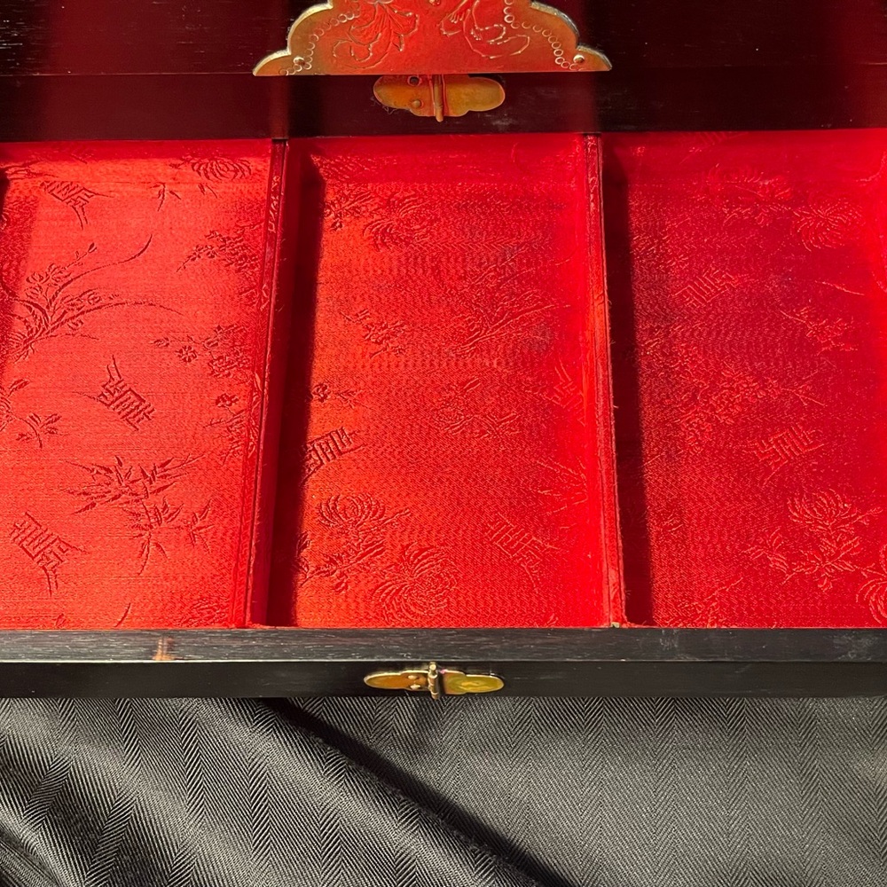 Large Asian style wood jewelry box, red lining, brass hardware - Picture 7 of 11